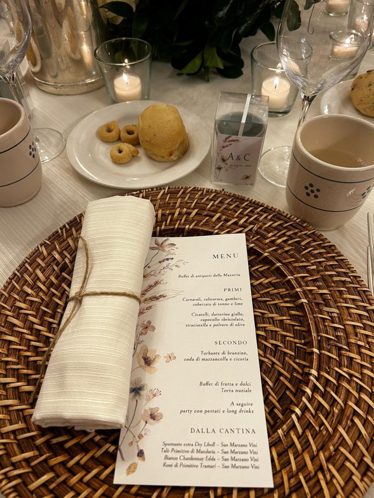 Foto de decoración menu mesa de boda. Elopement