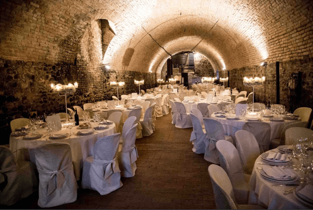 Foto de varia mesa nupciales en el cantinone o bodega del Castillo de Rivalta. Elopement