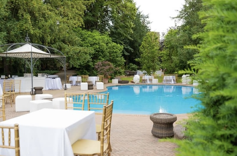 Foto de la piscina del Burgo de Rivalta. Elopement