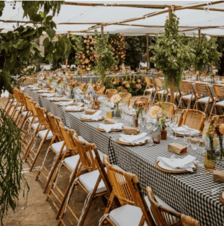 Foto de decoración de banquete nupcial con manteles en cuadros Vichy negro y blanco. Elopement