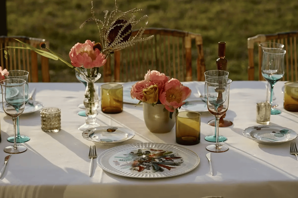 Foto de mesa nupcial con flores rosas en los jardines de Villa Ponti Greppi en Lecco, Lombardia. Elopement