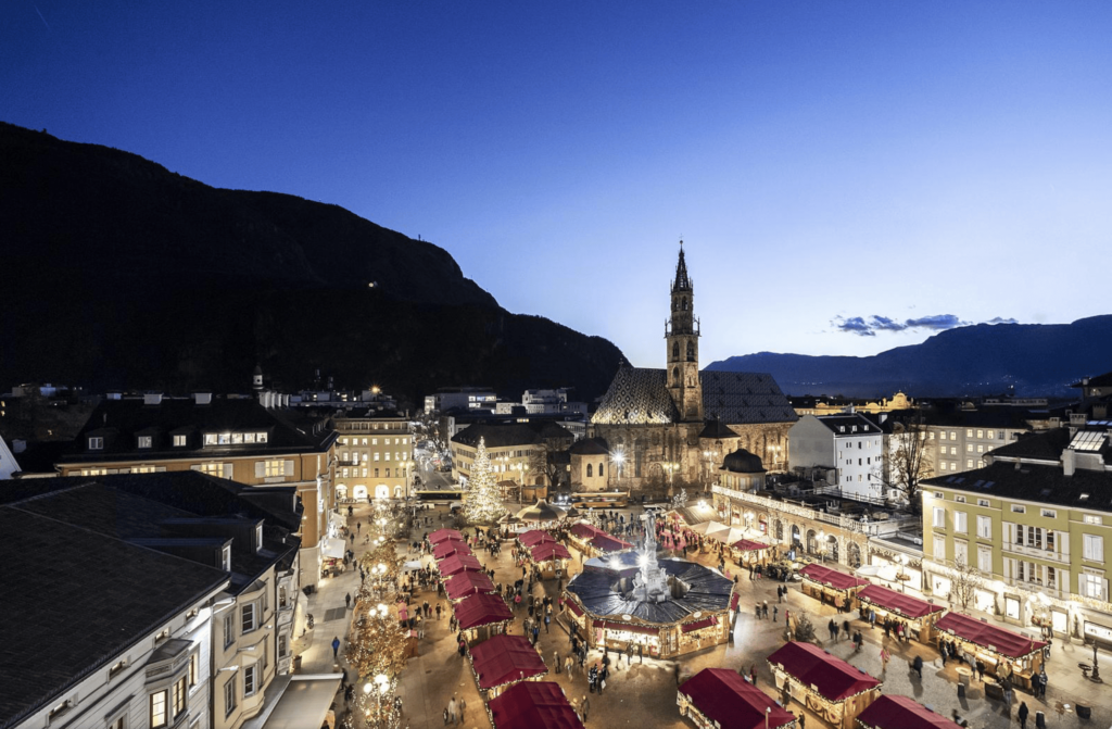 Foto panorámica de la plaza de Bolzano con los mercadillos de navidad
