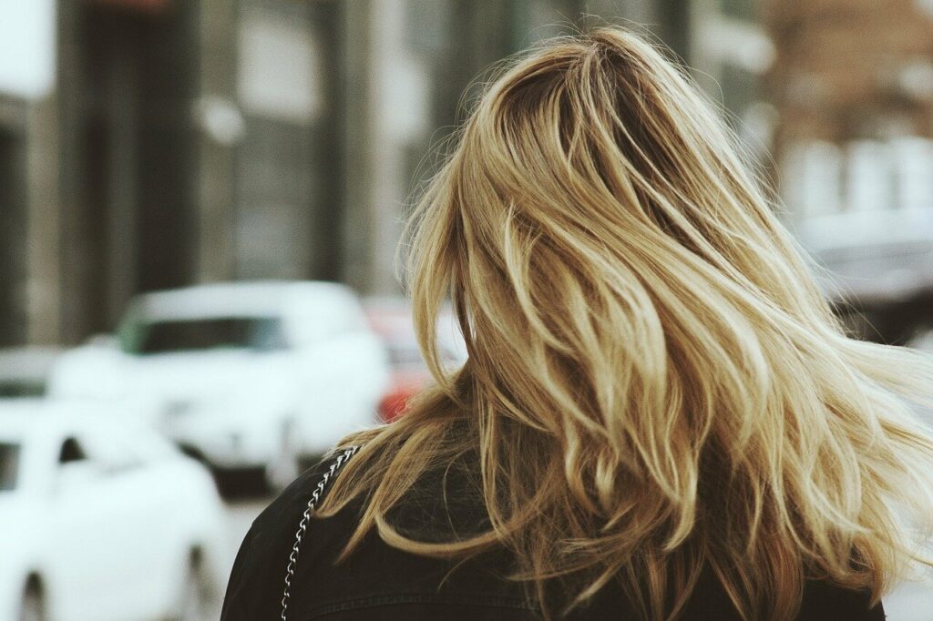 Foto de mujer de espaldas con melena suelta rubia