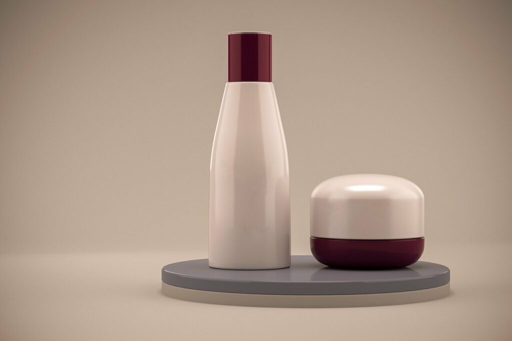 Foto de dos botes de champú y mascarilla para el cabello de color blanco y granate