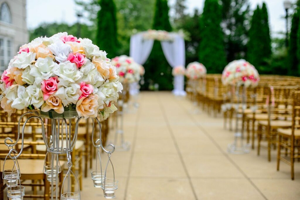 Foto de una ceremonia nupcial decorada con flores rosas y melocotón