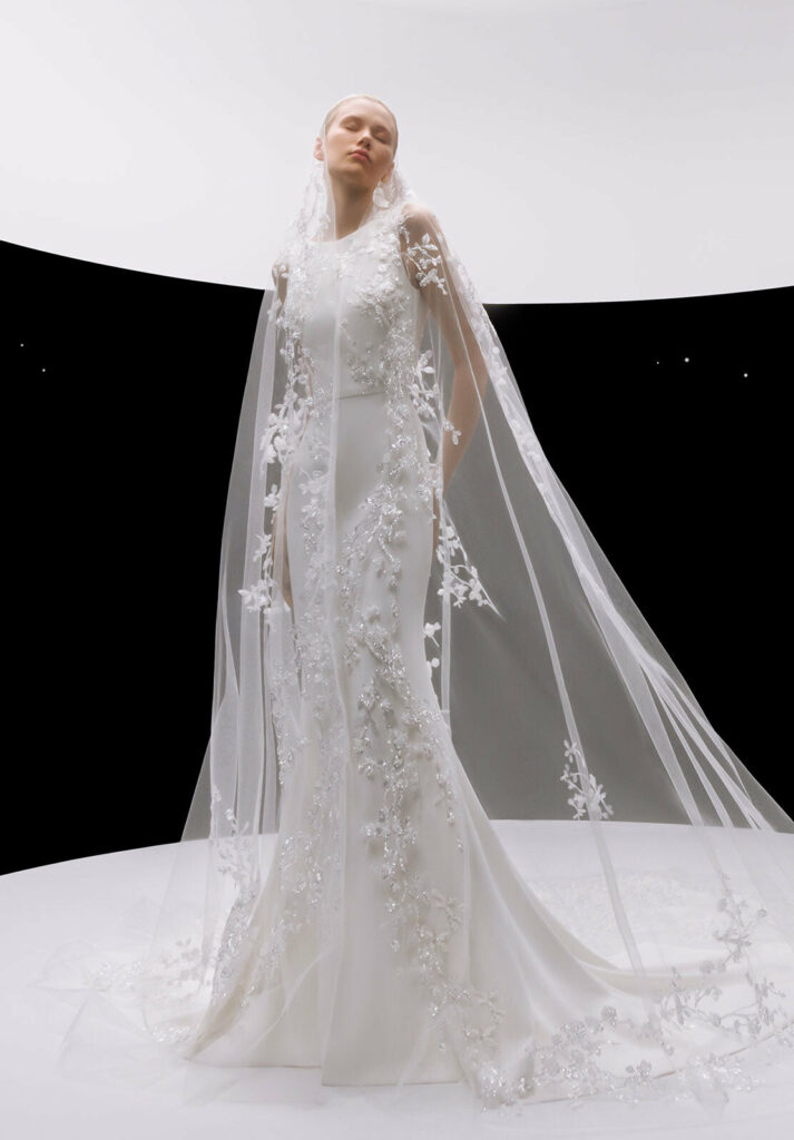 Foto de vestido de novia con velo extra largo y bordados vintage