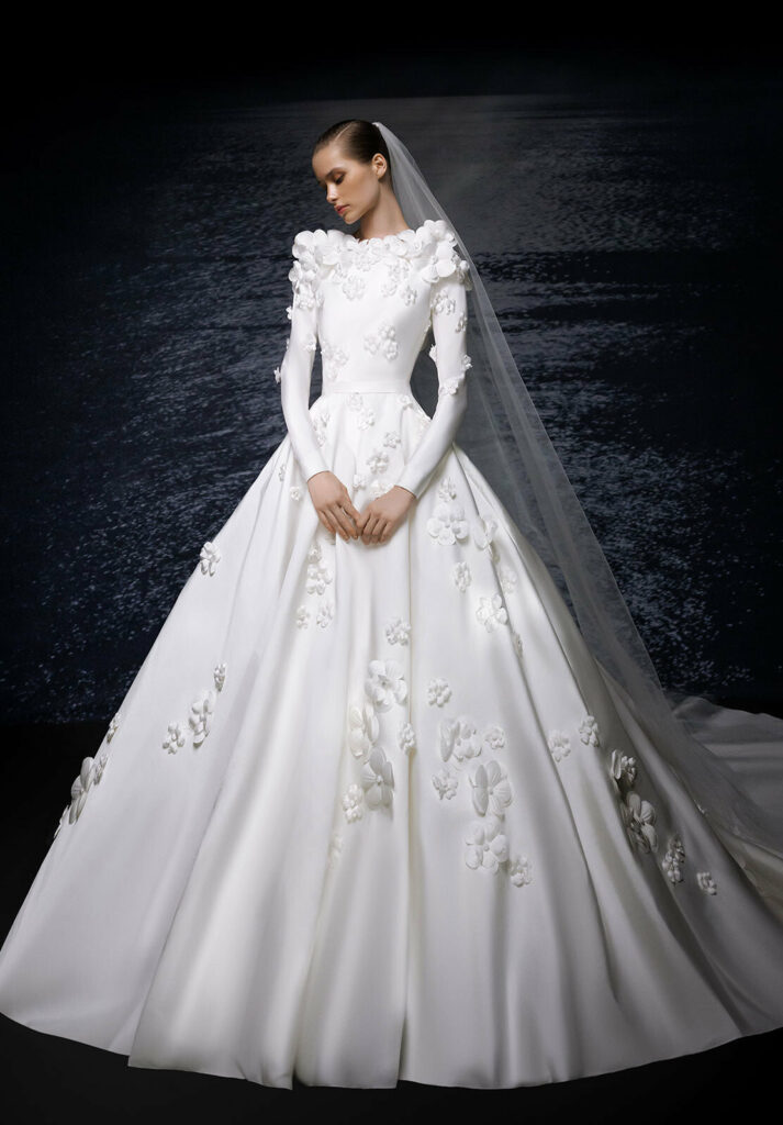 Foto de vestido de novia de Elie Saab con flores bordadas