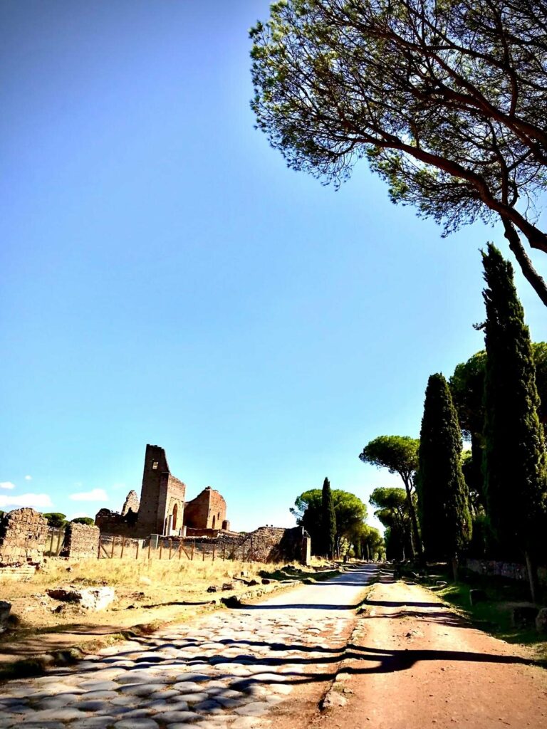 Foto de la calzada romana en la Appia Antica de Roma