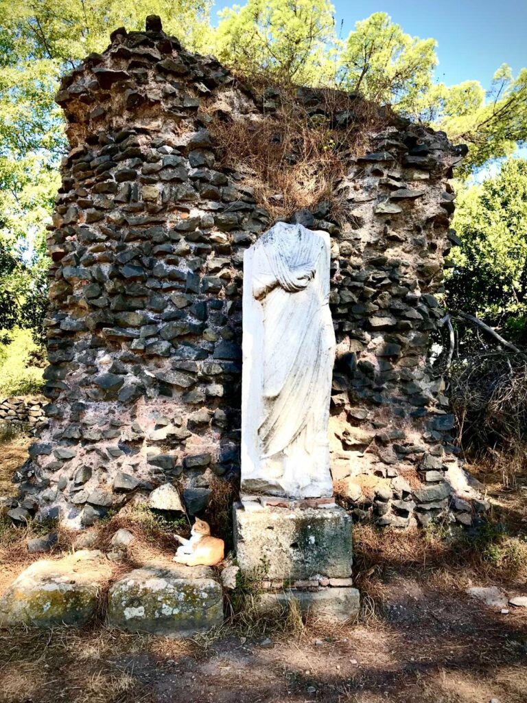 Restos de una antigua escultura romana en la Appia Antica de Roma