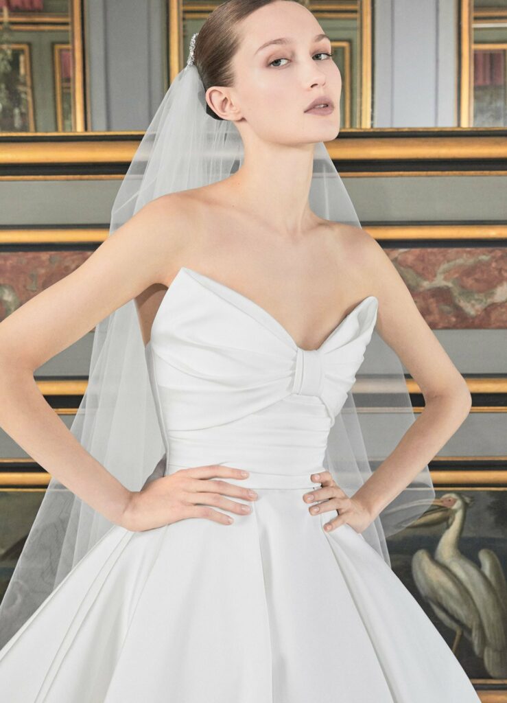 Foto de vestido de novia con escote en forma de lazo de Elie Saab
