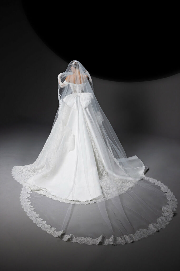 Foto de vestido de novia de Zuahir Murad con maxi lazo en la espalda