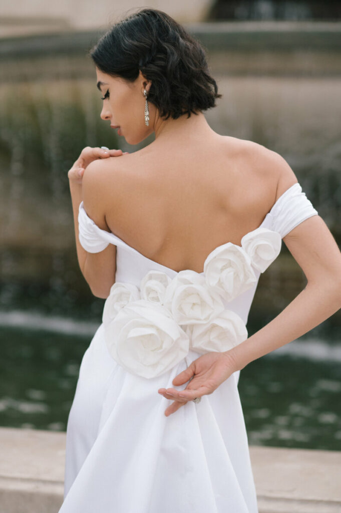 Foto de vestido de novia con escote y rosas blancas en la espalda