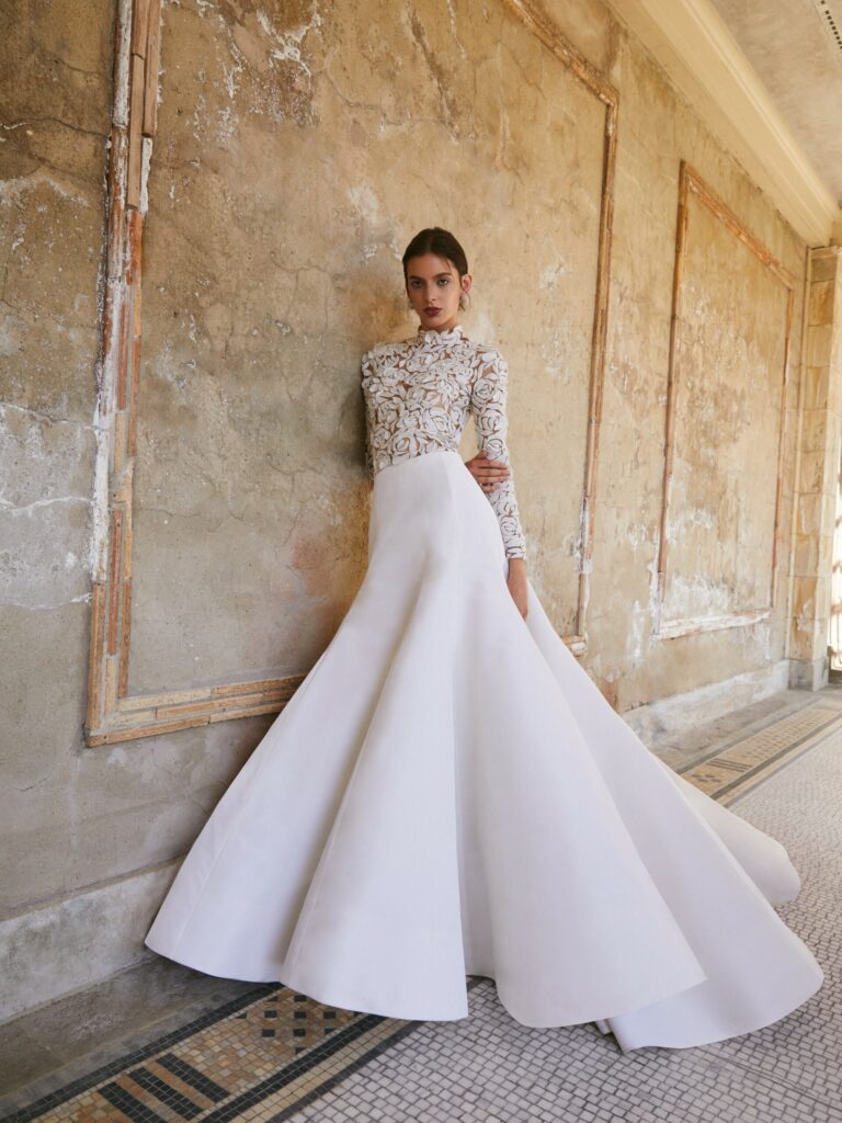 Foto de vestido de novia con encaje en forma de rosa de Oscar de la Renta