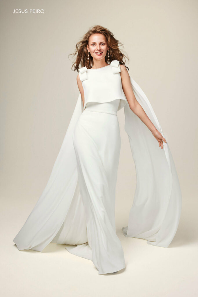 Foto de vestido de novia de Jesus Peiro con mini cuerpo con lazos en los hombros