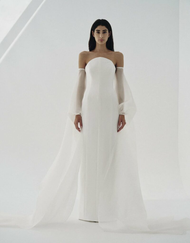 Foto de vestido de novia palabra de honor y estilo minimalista de Sophie et Voilà