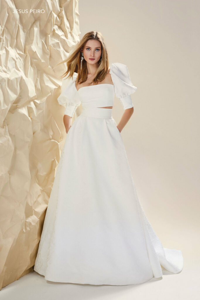 Foto de vestido de novia de Jesus Peiro con mangas abullonadas