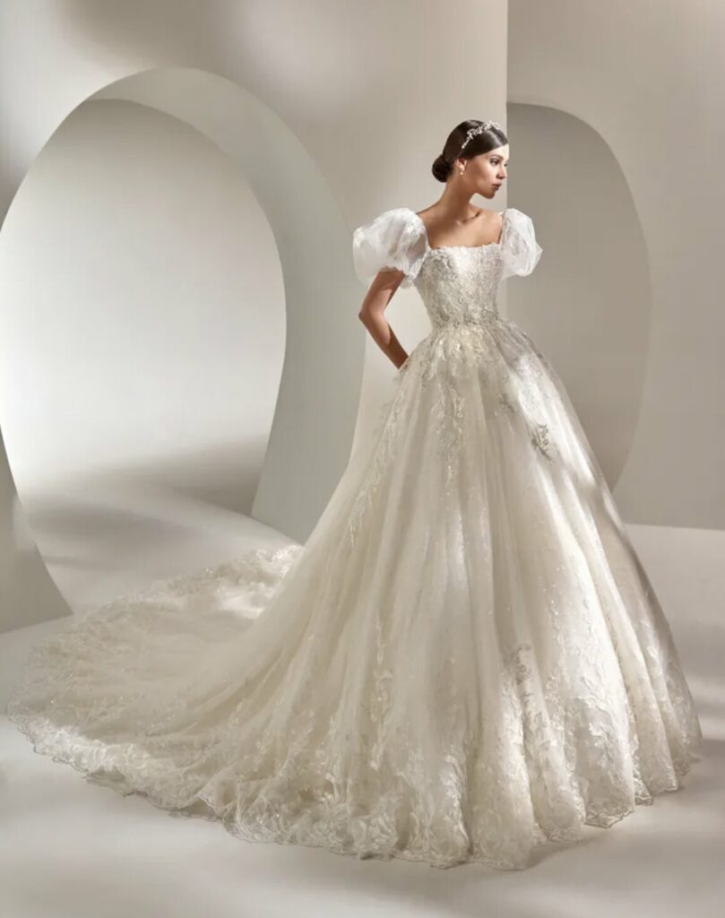 Foto de vestido de novia con mangas abullonadas de Nicole Milano