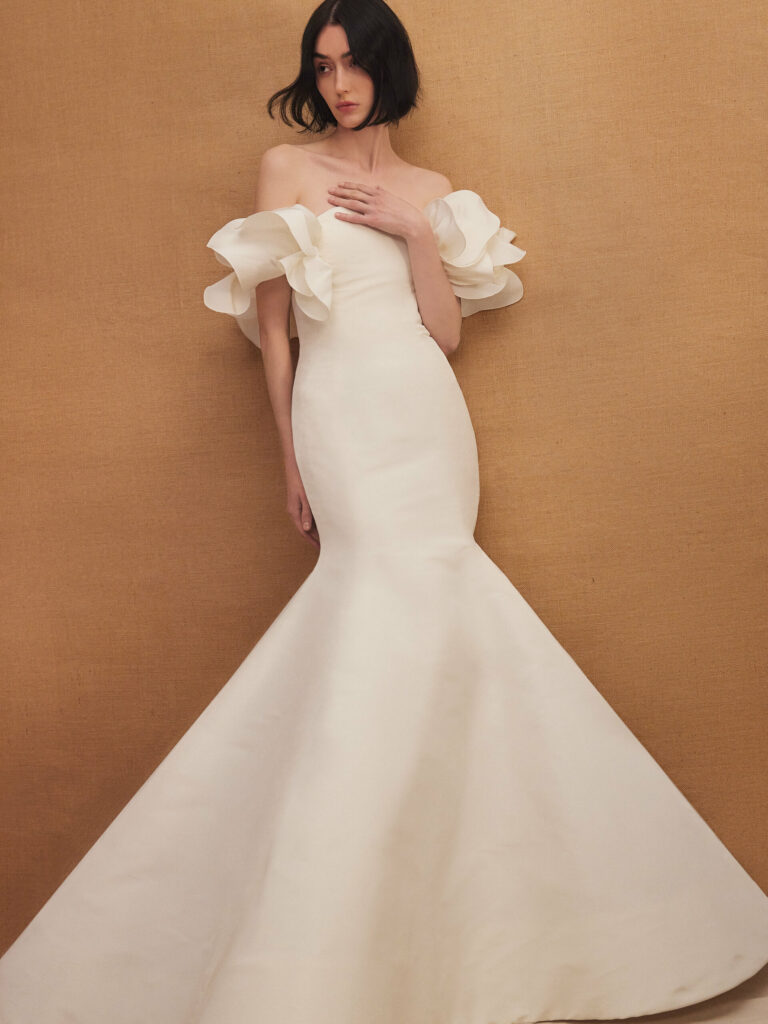 Foto de vestido de novia de Oscar de la Renta con volantes en las mangas