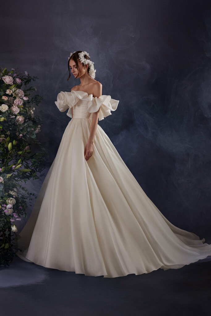 Foto de vestido de novia de Zuhair Murad con volantes en el pecho